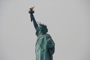 20090717 1230 A USA - NYC - Liberty Island - Sur le bateau - Vue Statue de la Liberté - 400D (1)
