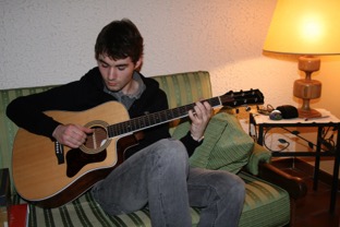 2008122748 Noël Mance - Tristan à la guitare - 400D