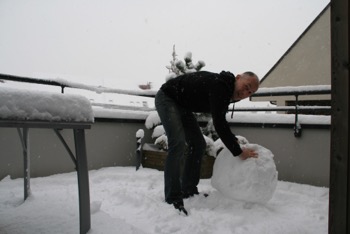 20101219 1509 B REMPARTS - NEIGE - Jean-Luc fait bonhomme de neige - iPhone4