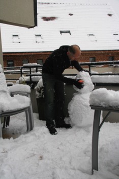 20101219 1516 A REMPARTS - NEIGE - Jean-Luc fait bonhomme de neige - iPhone4 - copie