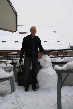 20101219 1520 A REMPARTS - NEIGE - Jean-Luc fait bonhomme de neige - iPhone4 (1) - copie