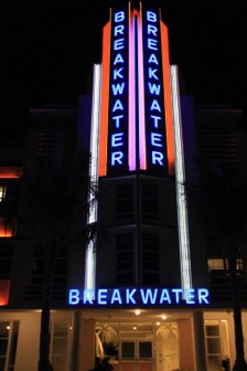 20110524 2148 A FLORIDE - MIAMI - Ocean Drive - Breakwater - 400D - copie