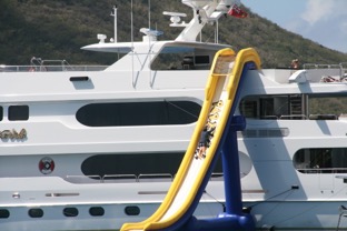 20130326 1029 C PONANT Iles Vierges - Yacht Party Girl avec Toboggan - 400D